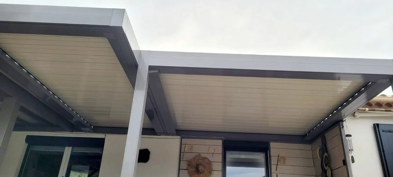 Pergola bioclimatique avec lames orientables sur villa contemporaine à Roquefort-les-Pins
